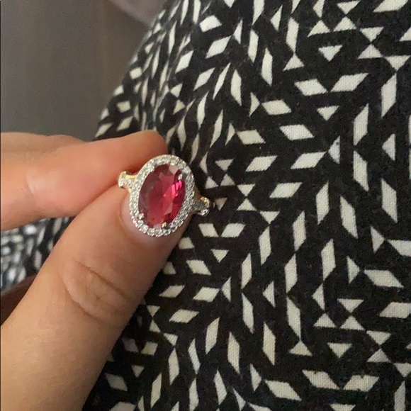 Gorgeous 18k Gold plated oval cut ruby ring - Picture 7 of 9
